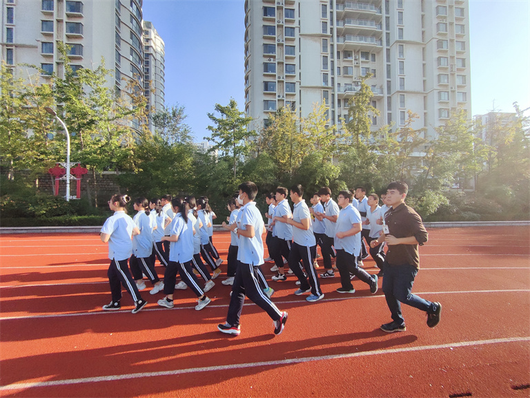 青春繁花几度红 热爱永志桃李前 —记青岛志贤中学高一(八班)美术特长班班主任刘逸飞