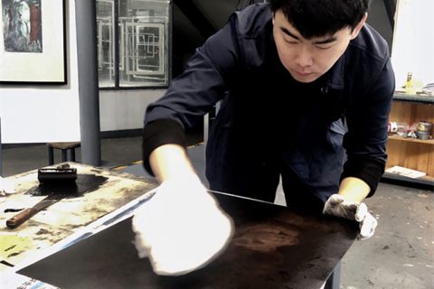 青春繁花几度红 热爱永志桃李前 —记青岛志贤中学高一(八班)美术特长班班主任刘逸飞