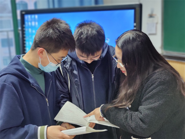 耕耘千百遍，换得桃李香 - 青岛志贤中学优秀教师牛樱樱