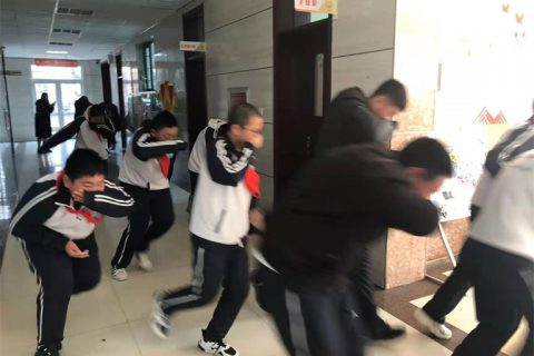 【青岛志贤中学初中部12.21消防安全疏散演练活动顺利结束！】消防安全，从我做起！