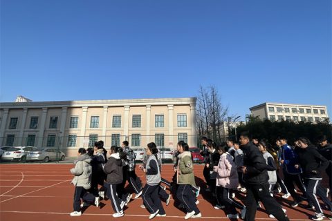 青春彩虹跑道，激情无限飞扬 － 记青岛志贤中学优秀体育专业教师薛明杰