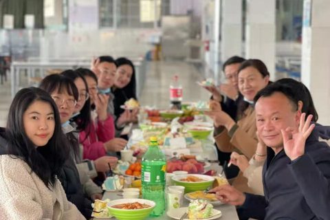 青岛志贤中学为教职工集体庆生温情足