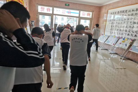 青岛志贤中学（初中部）五月份防震避险应急疏散演练