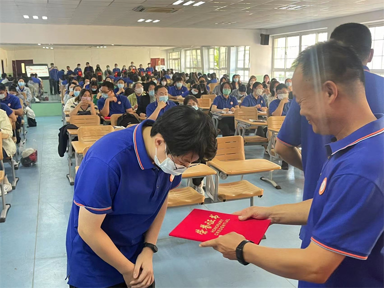 迎接党的二十大，培根铸魂育新人－记青岛志贤中学教师例会