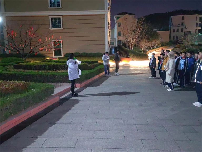 青岛志贤中学（初中部）宿舍夜间消防应急演练活动