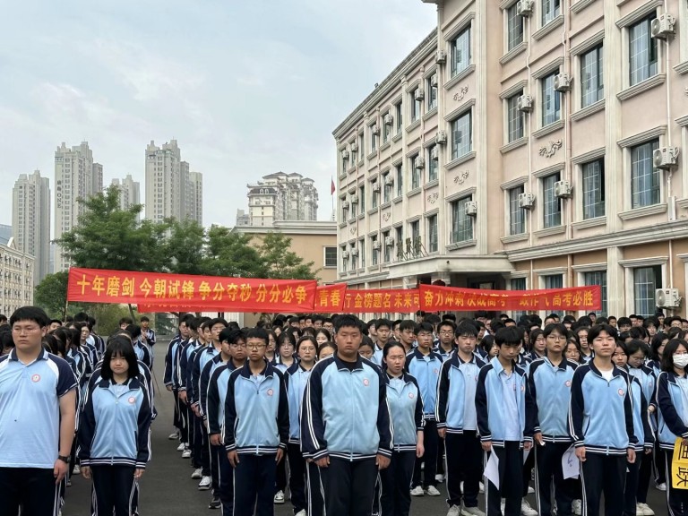 青岛志贤中学举行“高考加油”升旗仪式