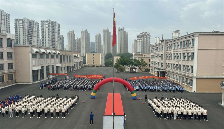 青岛志贤中学祝2023届高三学子高考必胜，金榜题名