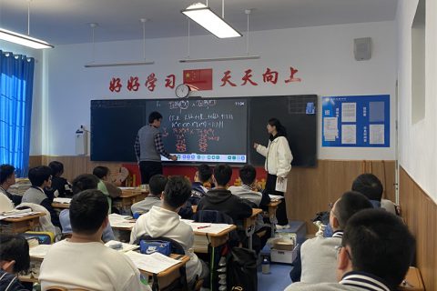 亦师亦友伴花开，一束微光见斑斓—记青岛志贤中学优秀教师闫阁