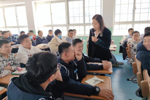 青岛志贤中学初中部青春变形记心理健康讲座