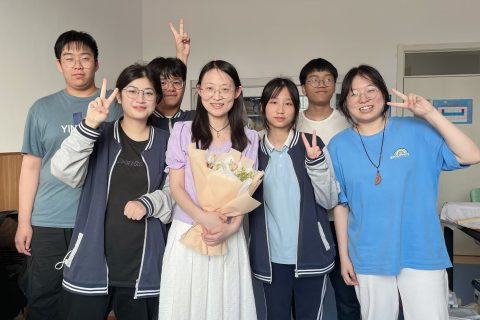 培根铸魂，启智润心——致敬政治组“最美海棠花”崔凤老师