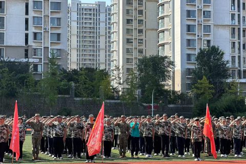 少年当磨砺，青春正启航——记青岛志贤中学2024级高一新生军训汇演
