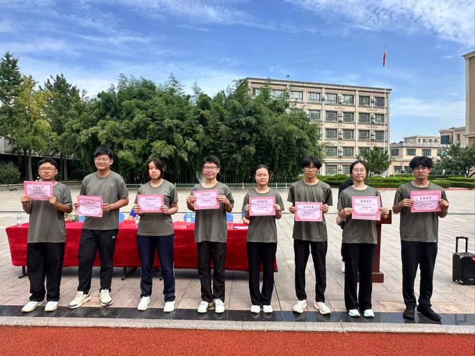 青岛志贤中学2025级高一新生军训汇演