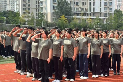 青岛志贤中学2025级高一新生军训汇演