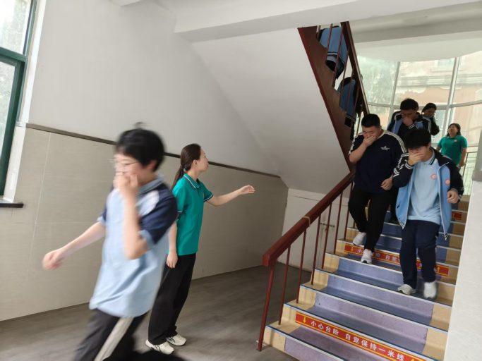 青岛志贤中学初中部消防安全演习
