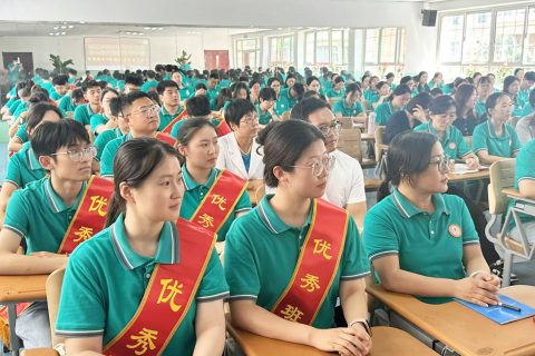 青岛志贤中学庆祝第41个教师节