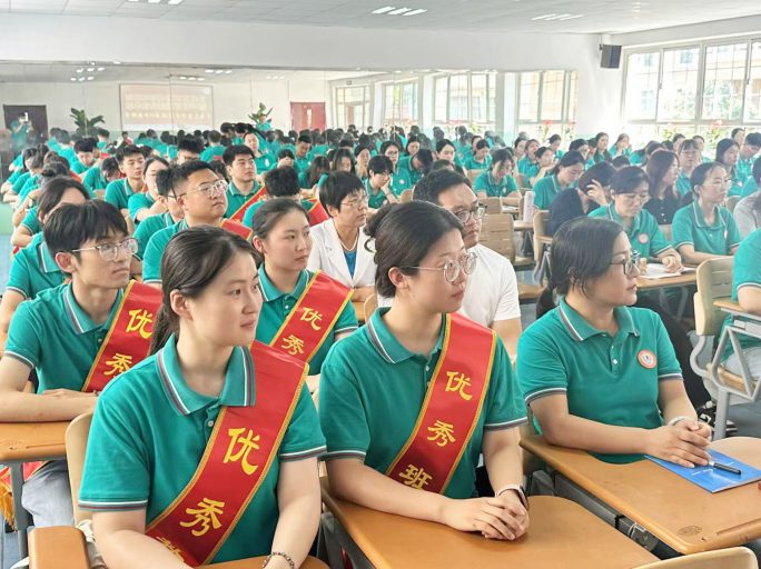 青岛志贤中学庆祝第41个教师节