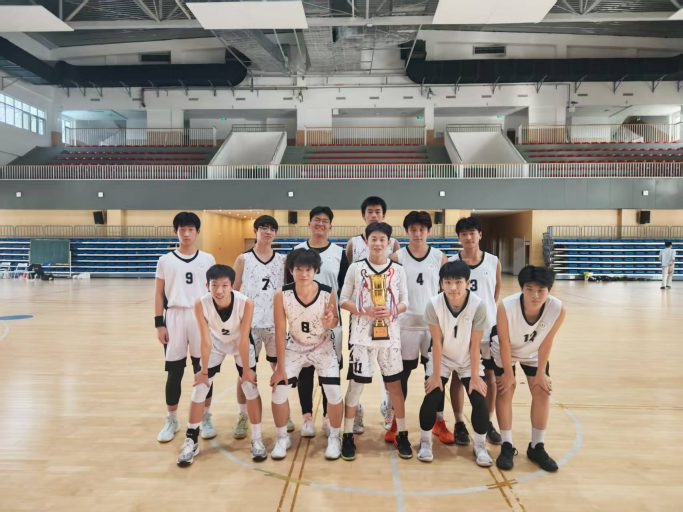 青岛志贤中学斩获"区长杯"篮球赛亚军