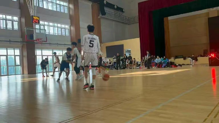 青岛志贤中学斩获"区长杯"篮球赛亚军