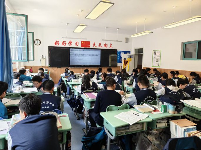 【班级榜样】以青春之力，筑班级之光——记青岛志贤中学高一（一）班优秀班委团队