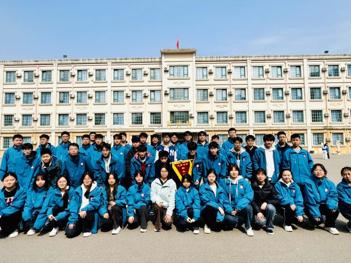 以微光聚星河，以匠心助同窗——青岛志贤中学高一（三）班学科小老师团队风采纪实