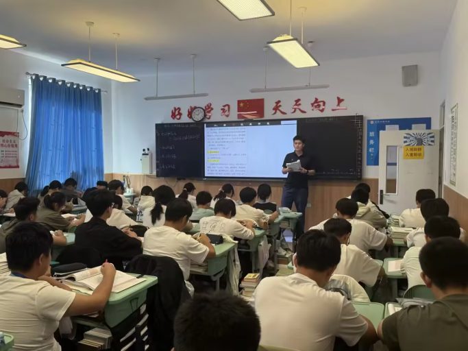守一树花开 候万千星光——青岛志贤中学优秀班主任郑万鹏