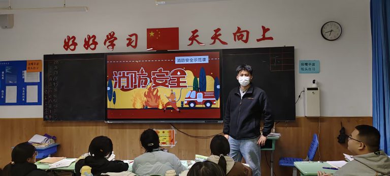 守一树花开 候万千星光——青岛志贤中学优秀班主任郑万鹏