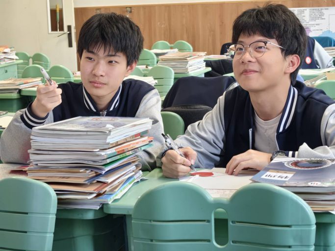 以小组之合力，点亮成长之光，见证优秀组长的担当——青岛志贤中学高一五班优秀学习小组及组长风采展示