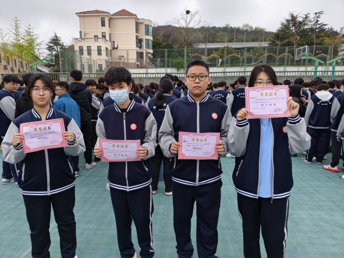 以小组之合力，点亮成长之光，见证优秀组长的担当——青岛志贤中学高一五班优秀学习小组及组长风采展示