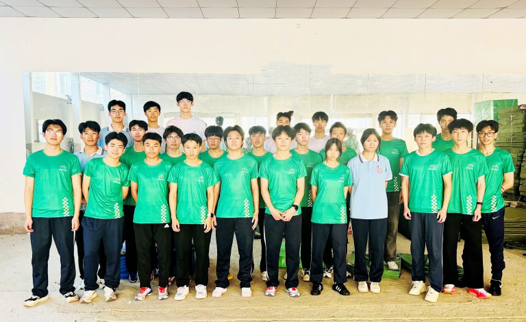 以运动铸筋骨，以笃学赴山海——青岛志贤中学2025级8班滚烫日常