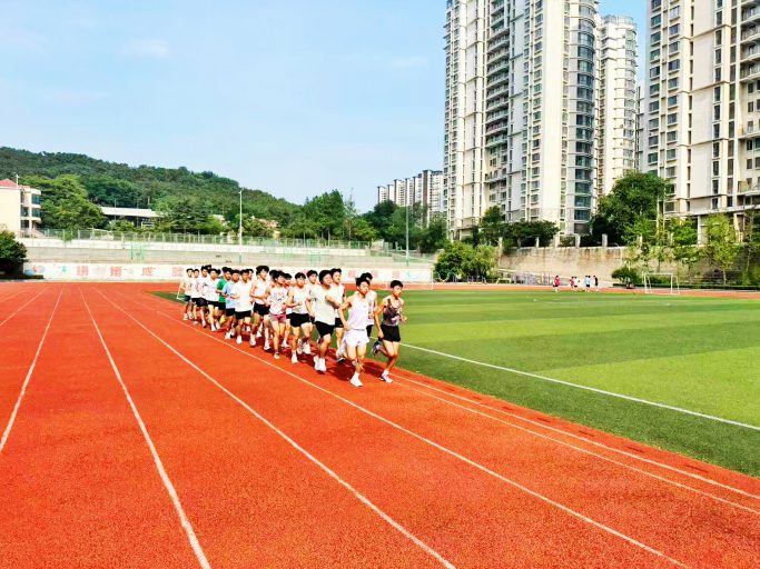 以运动铸筋骨，以笃学赴山海——青岛志贤中学2025级8班滚烫日常
