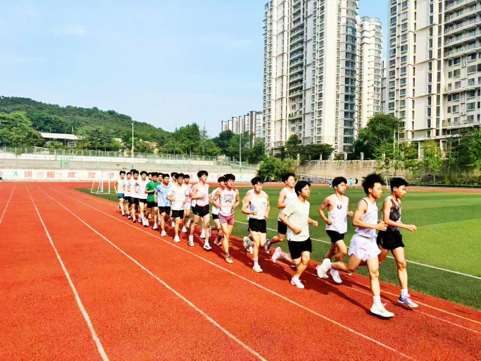 以运动铸筋骨，以笃学赴山海——青岛志贤中学2025级8班滚烫日常