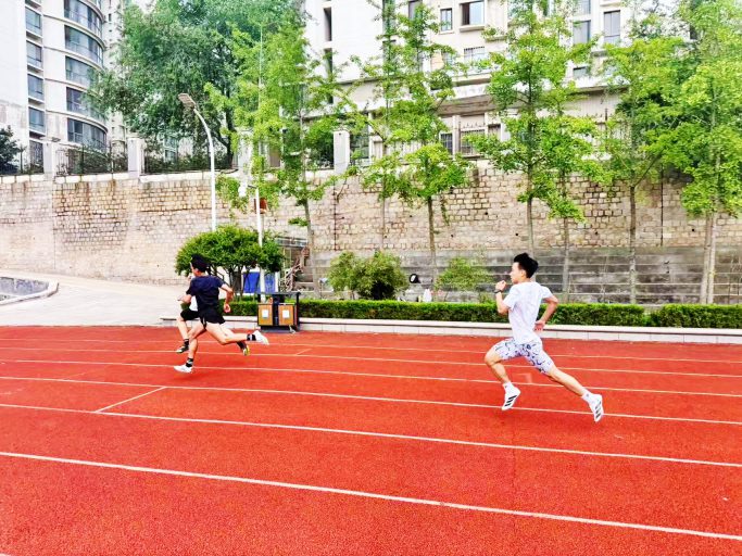 以运动铸筋骨，以笃学赴山海——青岛志贤中学2025级8班滚烫日常