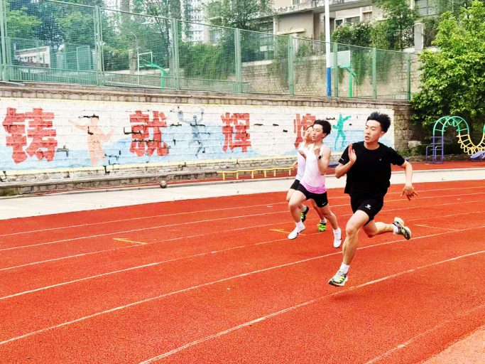 以运动铸筋骨，以笃学赴山海——青岛志贤中学2025级8班滚烫日常