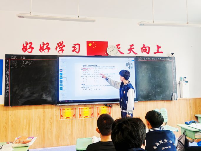 以运动铸筋骨，以笃学赴山海——青岛志贤中学2025级8班滚烫日常