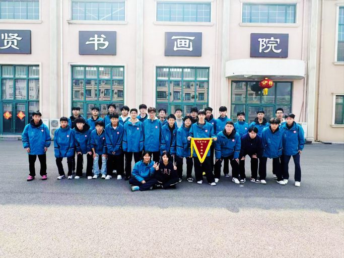 以运动铸筋骨，以笃学赴山海——青岛志贤中学2025级8班滚烫日常