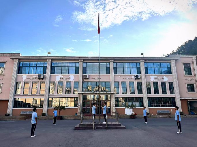 【志贤·启航】‍秋风为序，筑梦笃行——青岛志贤中学2026-2027学年第一学期开学典礼纪实