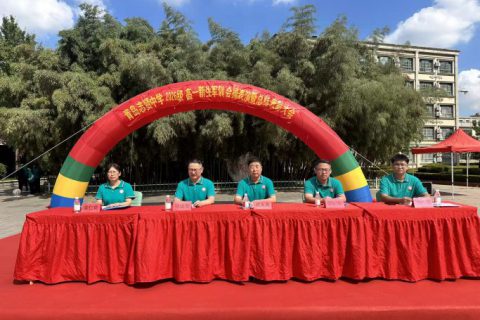 骄阳淬火炼青春，英姿飒爽启新程——青岛志贤中学2026级高一新生军训会操表演暨总结表彰大会圆满举行