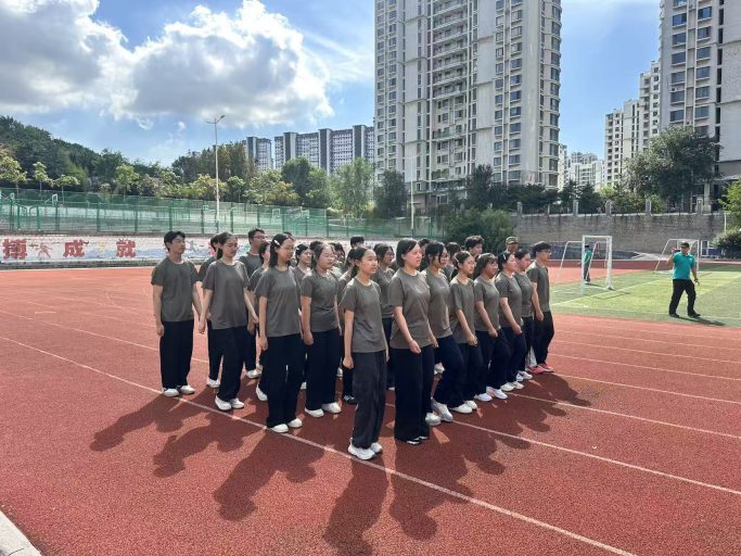 骄阳淬火炼青春，英姿飒爽启新程——青岛志贤中学2026级高一新生军训会操表演暨总结表彰大会圆满举行