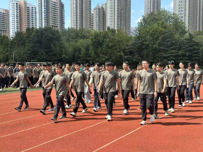 骄阳淬火炼青春，英姿飒爽启新程——青岛志贤中学2026级高一新生军训会操表演暨总结表彰大会圆满举行