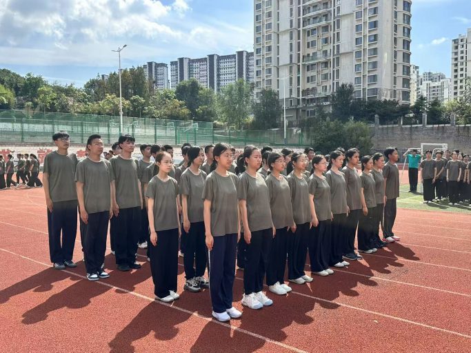 骄阳淬火炼青春，英姿飒爽启新程——青岛志贤中学2026级高一新生军训会操表演暨总结表彰大会圆满举行