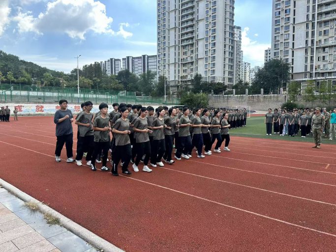骄阳淬火炼青春，英姿飒爽启新程——青岛志贤中学2026级高一新生军训会操表演暨总结表彰大会圆满举行