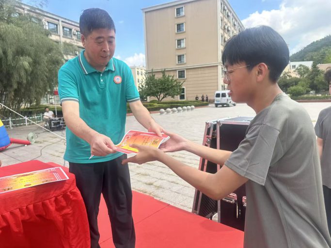 骄阳淬火炼青春，英姿飒爽启新程——青岛志贤中学2026级高一新生军训会操表演暨总结表彰大会圆满举行