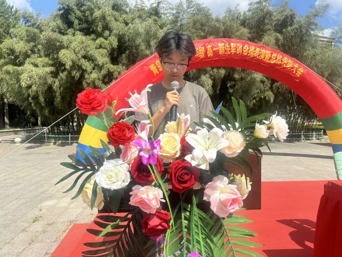 骄阳淬火炼青春，英姿飒爽启新程——青岛志贤中学2026级高一新生军训会操表演暨总结表彰大会圆满举行