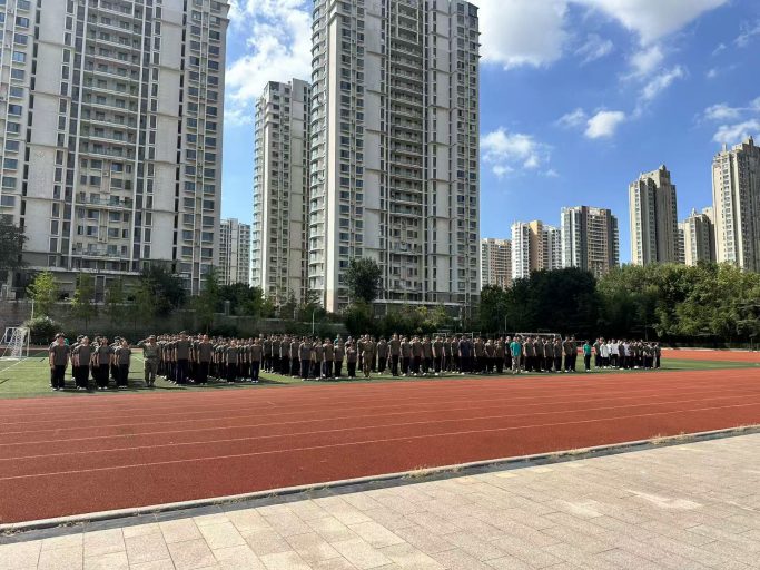 骄阳淬火炼青春，英姿飒爽启新程——青岛志贤中学2026级高一新生军训会操表演暨总结表彰大会圆满举行